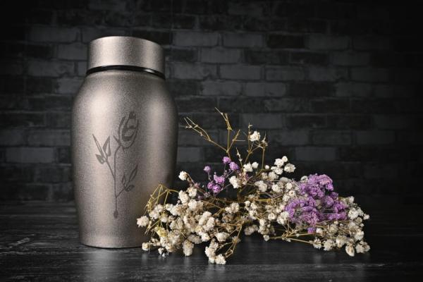 Cremación junto a un ramo de flores